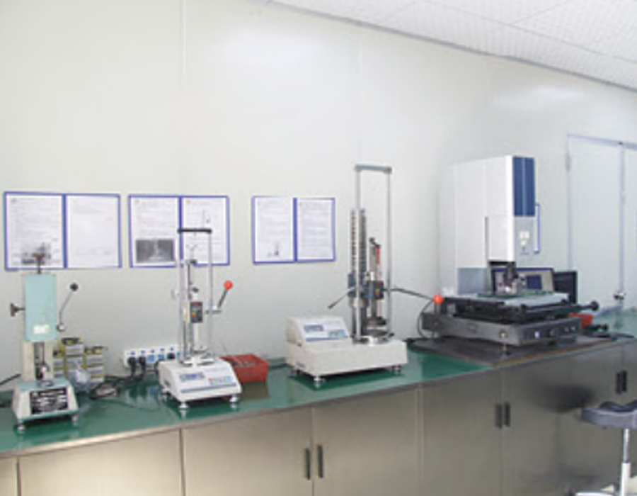 Машина для испытаний на растяжение и сжатие